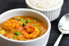 Cà ri hải sản với tỏi tây cơm cà chua cùng sa-lát rau thơm